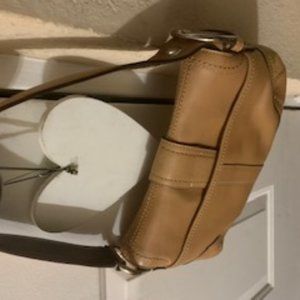Coach- soho crossbody-tan